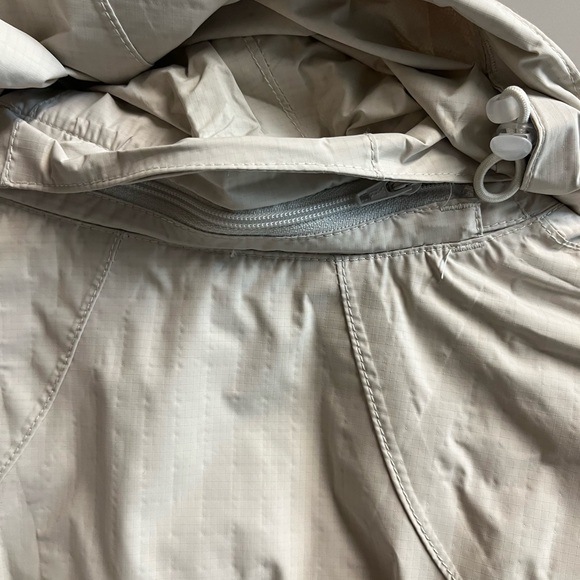 North Face Rain coat with belt and detachable hood. Size S - Picture 6 of 7